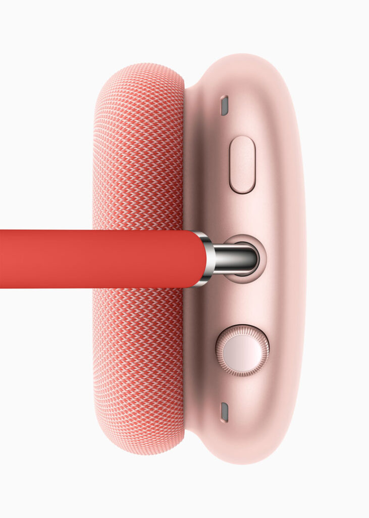 A Apple anuncia nesta terça (8) os novos fones de ouvido premium, AirPods Max. Competindo de frente com os modelos over-ear da Beats, este headphone promete alta fidelidade de áudio, Equalização Adaptiva, cancelamento ativo de ruído e áudio espacial.  Trazendo mais uma opção para a família AirPods, agora os fones partem de US$ 159, no modelo tradicional, US$ 249, na versão Pro, com um design minimalista e cancelamento ativo de ruído e modo ambiente, e agora em uma versão superpremium de US$ 549 com design over-ear.  As hastes dos AirPods Max são de aço inoxidável para trazer força, flexibilidade e conforto aos diversos tamanhos de cabeça. As almofadas são projetadas para uma vedação eficaz e para que a espuma tenha uma ‘memória’ para isolar o som da melhor maneira. Com uma Coroa Digital inspirada no Apple Watch, fica mais fácil ajustar o volume e também reproduzir ou pausar o áudio, pular faixas, atender ou encerrar chamadas e ativar a Siri.  Nas cores prateada, cinza-espacial, azul-céu, rosa e verde, os AirPods Max contam com um driver de 40 mm que traz um baixo profundo, médios precisos e e uma extensão de alta-frequência clara para que cada nota possa ser ouvida. Equipado com o processador H1, o AirPods Max usa áudio computacional para trazer a melhor qualidade de música, de acordo com a Apple.  * Equalização Adaptiva: ajusta o som em tempo real, trazendo uma experiência de áudio mais rica; * Cancelamento ativo de ruído: AirPods Max conta com três microfones para ajudar a neutralizar o som que vem de fora, além das almofadas que melhoram a vedação de toda a orelha; * Modo Ambiente: para ouvir a música e ao mesmo tempo continuar atento aos outros barulhos, como um chamado de voo no aeroporto; * Áudio Espacial: é utilizado para ouvir conteúdo em áudio 5.1 ou 7.1 e Dolby Atmos. Usando o giroscópio e o acelerômetro dos AirPods Max, iPhone ou iPad, o áudio espacial entende onde está a cabeça do usuário e deixa claro para o a pessoa de onde o som está vindo. Ou seja, o som se mexe de acordo com o usuário ou com o que está sendo exibido.  A mágica dos AirPods, agora nos AirPods Max  Quem já conhece os AirPods, pode esperar as mesmas funções, como:  * Compartilhamento de áudio: para que você e outra pessoa compartilhem da mesma música ou vídeo cada um com seus AirPods; * Integração entre dispositivos: mude de uma ligação do iPhone para um vídeo no iPad com os AirPods Max sem precisar tocar em nenhum botão; * Tirar para pausar: tire um lado do fone ou abaixe-o para a música pausar e coloque de volta no ouvido para a música voltar a reproduzir.  Os AirPods Max começam a ser vendidos nos Estados Unidos no próximo dia 15 de dezembro por US$ 549. No Brasil, os fones chegam “em breve”, mas já têm preço sugerido de R$ 6.899.