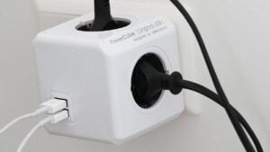 O Powercube, uma extensão com filtro de linha, foi premiado no Red Dot Design Award 2014 e já trazia entradas USB como tomada.