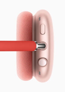A Apple anuncia nesta terça (8) os novos fones de ouvido premium, AirPods Max. Competindo de frente com os modelos over-ear da Beats, este headphone promete alta fidelidade de áudio, Equalização Adaptiva, cancelamento ativo de ruído e áudio espacial. Trazendo mais uma opção para a família AirPods, agora os fones partem de US$ 159, no modelo tradicional, US$ 249, na versão Pro, com um design minimalista e cancelamento ativo de ruído e modo ambiente, e agora em uma versão superpremium de US$ 549 com design over-ear. As hastes dos AirPods Max são de aço inoxidável para trazer força, flexibilidade e conforto aos diversos tamanhos de cabeça. As almofadas são projetadas para uma vedação eficaz e para que a espuma tenha uma ‘memória’ para isolar o som da melhor maneira. Com uma Coroa Digital inspirada no Apple Watch, fica mais fácil ajustar o volume e também reproduzir ou pausar o áudio, pular faixas, atender ou encerrar chamadas e ativar a Siri. Nas cores prateada, cinza-espacial, azul-céu, rosa e verde, os AirPods Max contam com um driver de 40 mm que traz um baixo profundo, médios precisos e e uma extensão de alta-frequência clara para que cada nota possa ser ouvida. Equipado com o processador H1, o AirPods Max usa áudio computacional para trazer a melhor qualidade de música, de acordo com a Apple. * Equalização Adaptiva: ajusta o som em tempo real, trazendo uma experiência de áudio mais rica; * Cancelamento ativo de ruído: AirPods Max conta com três microfones para ajudar a neutralizar o som que vem de fora, além das almofadas que melhoram a vedação de toda a orelha; * Modo Ambiente: para ouvir a música e ao mesmo tempo continuar atento aos outros barulhos, como um chamado de voo no aeroporto; * Áudio Espacial: é utilizado para ouvir conteúdo em áudio 5.1 ou 7.1 e Dolby Atmos. Usando o giroscópio e o acelerômetro dos AirPods Max, iPhone ou iPad, o áudio espacial entende onde está a cabeça do usuário e deixa claro para o a pessoa de onde o som está vindo. Ou seja, o som se mexe de acordo com o usuário ou com o que está sendo exibido. A mágica dos AirPods, agora nos AirPods Max Quem já conhece os AirPods, pode esperar as mesmas funções, como: * Compartilhamento de áudio: para que você e outra pessoa compartilhem da mesma música ou vídeo cada um com seus AirPods; * Integração entre dispositivos: mude de uma ligação do iPhone para um vídeo no iPad com os AirPods Max sem precisar tocar em nenhum botão; * Tirar para pausar: tire um lado do fone ou abaixe-o para a música pausar e coloque de volta no ouvido para a música voltar a reproduzir. Os AirPods Max começam a ser vendidos nos Estados Unidos no próximo dia 15 de dezembro por US$ 549. No Brasil, os fones chegam “em breve”, mas já têm preço sugerido de R$ 6.899.