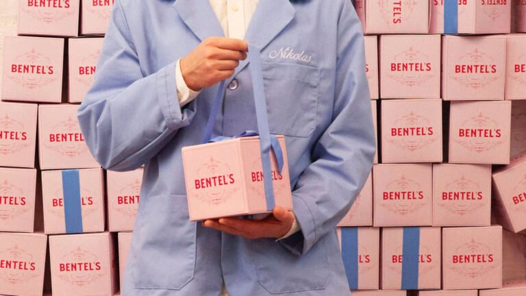 Icônica caixa da Mendl’s de “O Grande Hotel Budapeste” vira bolsa de edição limitada