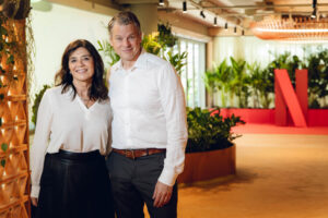 Netflix abre comemorações de 15 anos no Brasil com novo escritório e visita do co-CEO Greg Peters